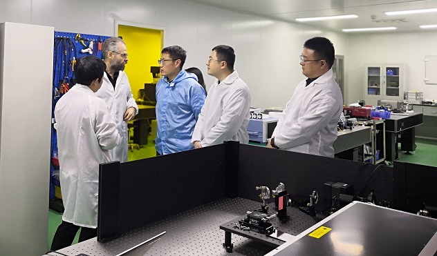青岛研发中心实验室参观照-1.jpg